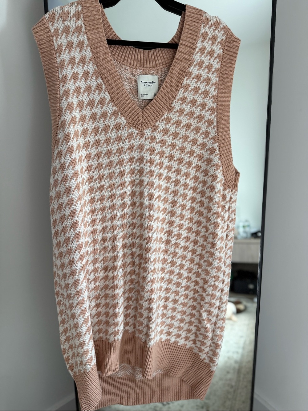 Abercrombie & Fitch Beige and White Houndstooth V-Neck Sweater Vest